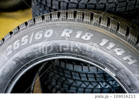 Tire side view with indication of tire width and height, wheel diameter, speed and load limit codes 109016213