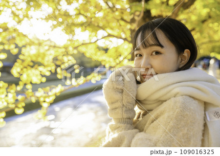 紅葉を楽しむ若い女性 109016325