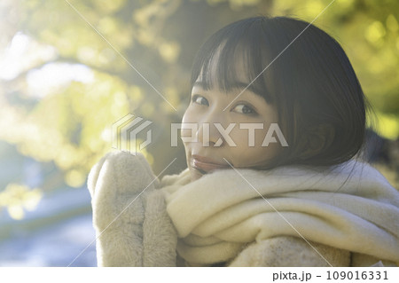 紅葉を楽しむ若い女性 109016331
