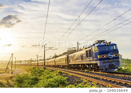 朝日を浴びる寝台特急北斗星　宮城県大河原町 109016649