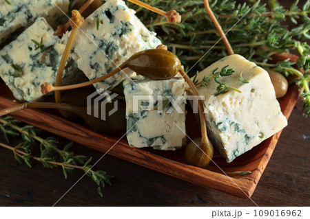 Blue cheese , capers and branches of thyme . 109016962