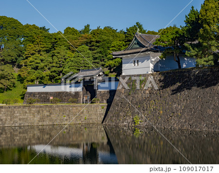 皇居外苑　凱旋濠から望む桜田門 109017017