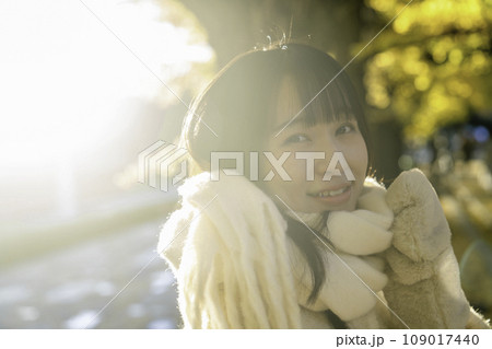 紅葉狩りを楽しむ若い女性 紅葉狩りを楽しむ若い女性 109017440