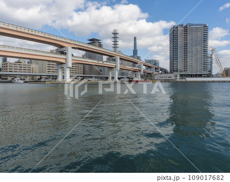 高架橋が跨ぐ神戸港の風景 高架橋が跨ぐ神戸港の風景 109017682