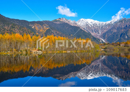 秋　上高地　大正池　穂高連峰 109017683