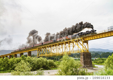 一ノ戸川橋梁を渡るSLばんえつ物語 福島県喜多方市 一ノ戸川橋梁を渡るSLばんえつ物語 福島県喜多方市 109018133