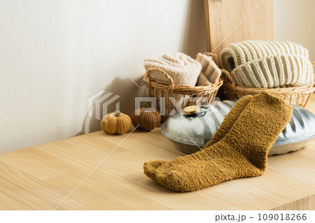 冬の靴下　冷え性対策のイメージ素材 109018266