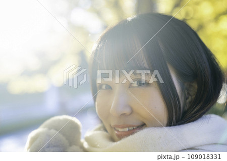 紅葉狩りを楽しむ若い女性 109018331