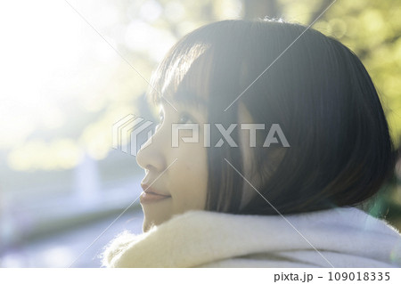 紅葉狩りを楽しむ若い女性 109018335