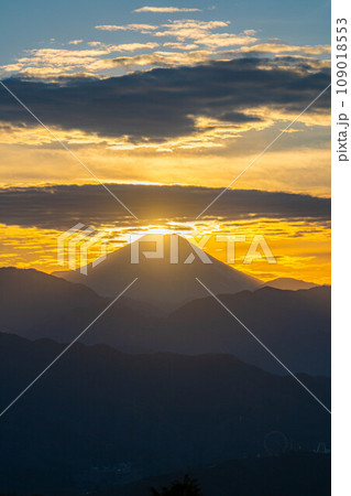 【夕焼け素材】高尾山から見た日の入り・ダイヤモンド富士【東京都】 109018553