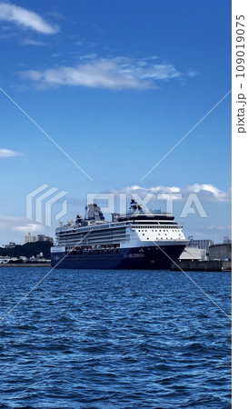 那覇クルーズターミナルに停泊するセレブリティ ミレニアム 那覇クルーズターミナルに停泊するセレブリティ ミレニアム 109019075