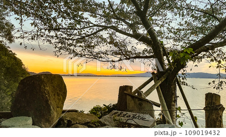 琵琶湖と夕日 109019432