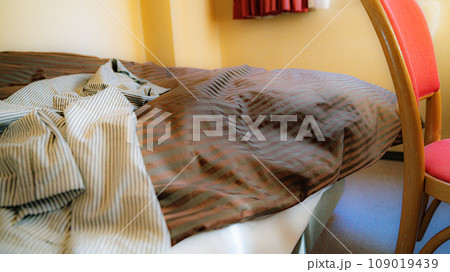 ホテルのベッド 109019439