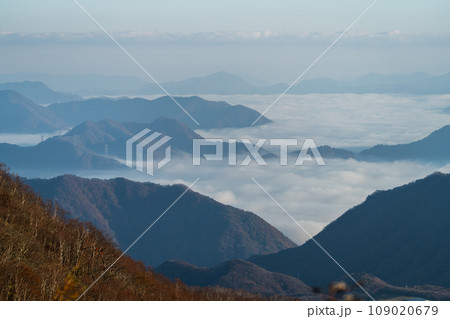 霧降高原から見える山々 109020679