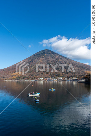 中禅寺湖から見る男体山・栃木県日光 中禅寺湖から見る男体山・栃木県日光 109020690