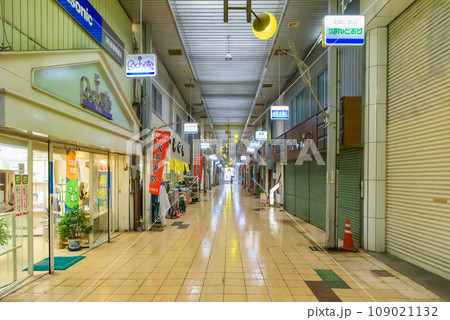 鳥取県米子市 米子本通り アーケード商店街 鳥取県米子市 米子本通り アーケード商店街 109021132