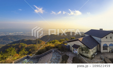 六甲ガーデンテラス・見晴らしの塔からの神戸市街・大阪湾眺望 / Kobe, Japan 109021459