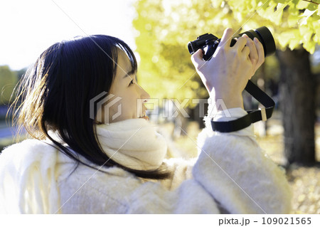 紅葉を撮影する若い女性 紅葉を撮影する若い女性 109021565