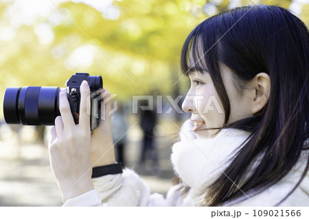 紅葉を撮影する若い女性 紅葉を撮影する若い女性 109021566