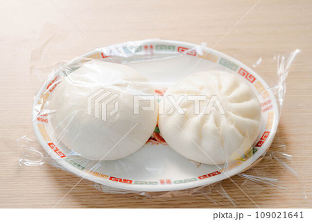 ふんわりラップしたレンチン前の中華まん 109021641