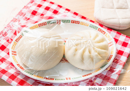 ふんわりラップしたレンチン前の中華まん ふんわりラップしたレンチン前の中華まん 109021642