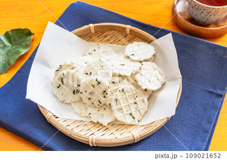 しらすの入った海鮮せんべい 109021652