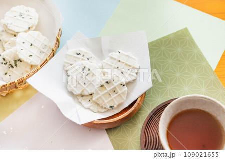 しらすの入った海鮮せんべい 109021655