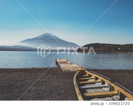 山梨県にある富士五湖の1つ山中湖の湖畔のカヤックボートと富士山 山梨県にある富士五湖の1つ山中湖の湖畔のカヤックボートと富士山 109021720
