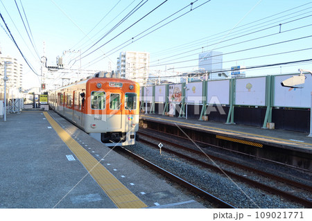 神戸市垂水区の山陽電鉄、山陽垂水駅のホームに止まる特急 109021771