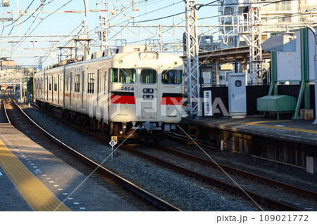 神戸市垂水区の山陽電鉄、山陽垂水駅のホームに近づく普通列車 109021772