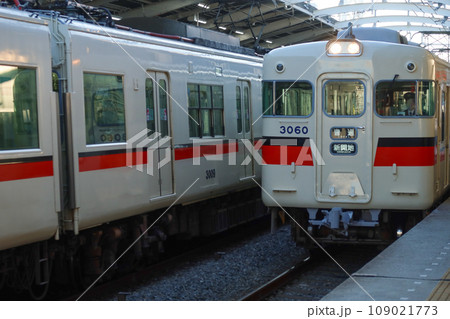 神戸市垂水区の山陽電鉄、山陽垂水駅のホームに近づく普通列車 109021773