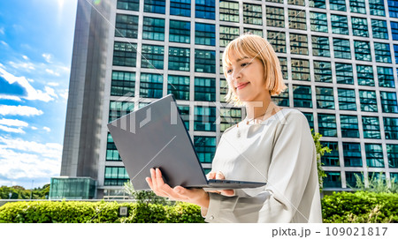 フリーランスの女性デザイナー フリーランスの女性デザイナー 109021817