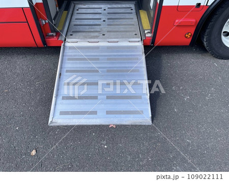 路線バスの車いす用スロープ(正面) 路線バスの車いす用スロープ(正面) 109022111