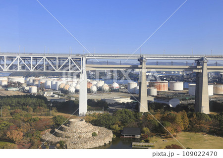 香川・坂出　陸上部分の瀬戸大橋　瀬戸記念公園とコスモ石油物流基地 109022470
