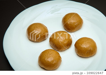 お土産でもらったあんこ入りのおまんじゅう お土産でもらったあんこ入りのおまんじゅう 109022647