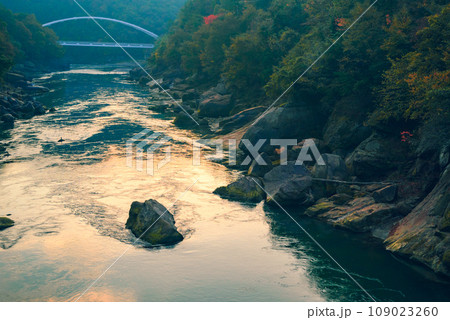 【秋】日の出を迎えた山清路【東筑摩郡生坂村】 109023260