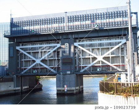 東京都江東区永代に設けられた「大島川水門」 109023739