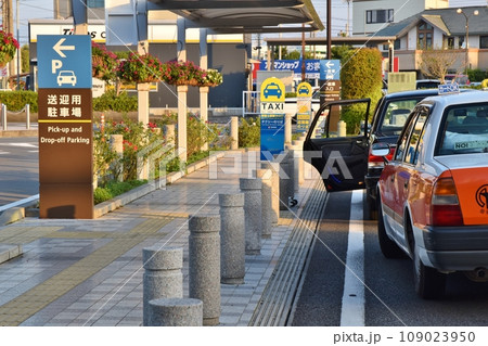 客待ちのタクシー 109023950