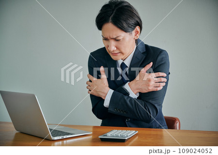 身体全体が冷える若い男性会社員 身体全体が冷える若い男性会社員 109024052