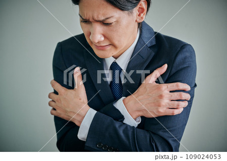 身体全体が冷える若い男性会社員 109024053