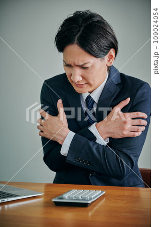 身体全体が冷える若い男性会社員 109024054