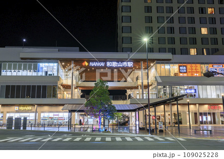 和歌山県和歌山市　夜の南海本線和歌山市駅 109025228