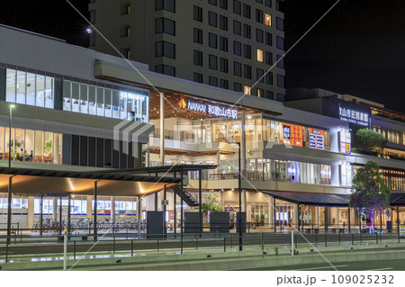 和歌山県和歌山市　夜の南海本線和歌山市駅 109025232