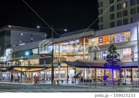 和歌山県和歌山市　夜の南海本線和歌山市駅 109025233