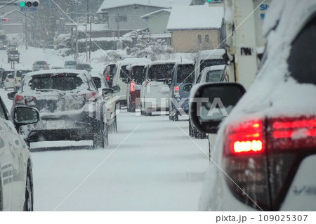 雪の一般道　雪道のノロノロ渋滞 109025307