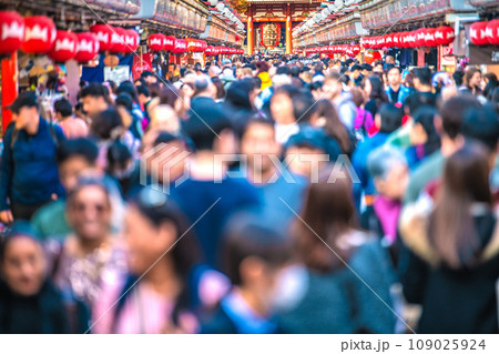 日本の東京都市景観 11月。外国人で賑う浅草寺。脱コロナのはずだが、再びマスク姿の日本人も…=22日 日本の東京都市景観 11月。外国人で賑う浅草寺。脱コロナのはずだが、再びマスク姿の日本人も…=22日 109025924