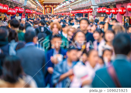 日本の東京都市景観 11月。外国人で賑う浅草寺。脱コロナのはずだが、再びマスク姿の日本人も…＝22日 109025925