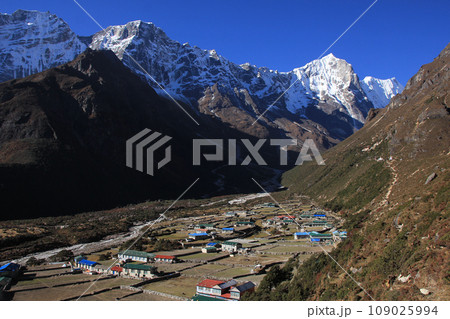 Lalamove Mountain and Thame, village in Solukhumbu. 109025994