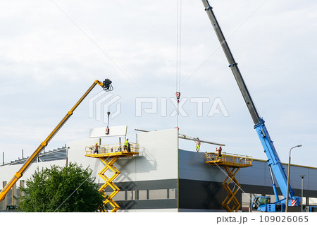 Sandwich panels wall assembly using telescopic boom crane and self propelled scissor lift platform Sandwich panels wall assembly using telescopic boom crane and self propelled scissor lift platform 109026065