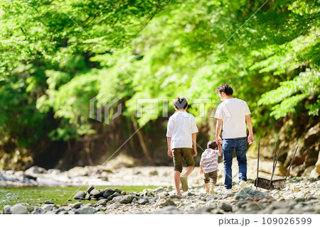 川遊びする家族 川遊びする家族 109026599
